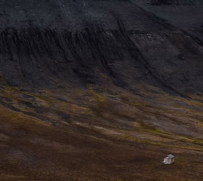 Một ngôi nhà nhỏ ở Svalbard, Na Uy, do Øystein Karlsen chụp lại.