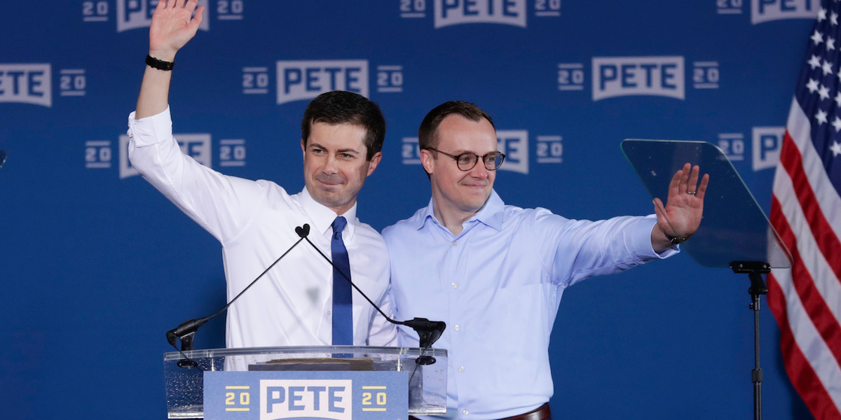 Về đời tư, Pete Buttigieg kết hôn với Chasten Glezman, một giáo viên trung học, vào ngày 16/6/2018 trong một buổi lễ được tổ chức tại nhà thờ St. James ở South Bend. Khi đó, Pete Buttigieg trở thành Thị trưởng đầu tiên của South Bend kết hôn khi còn tại nhiệm. Ảnh: AP.