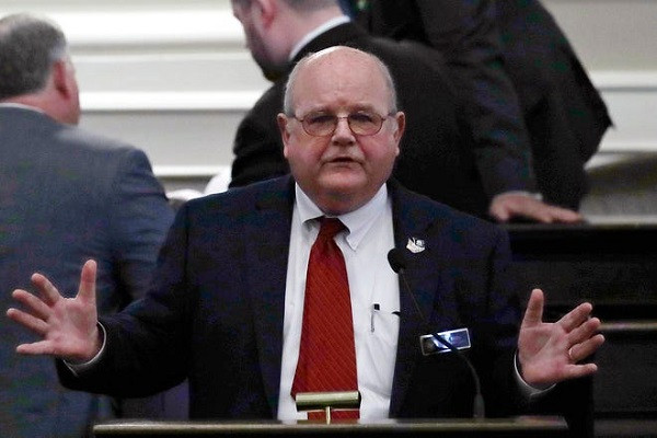 Chan dung tan Chu tich Ha vien bang My vua qua doi vi COVID-19