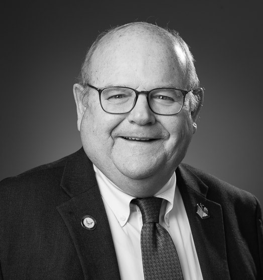 Chan dung tan Chu tich Ha vien bang My vua qua doi vi COVID-19-Hinh-9