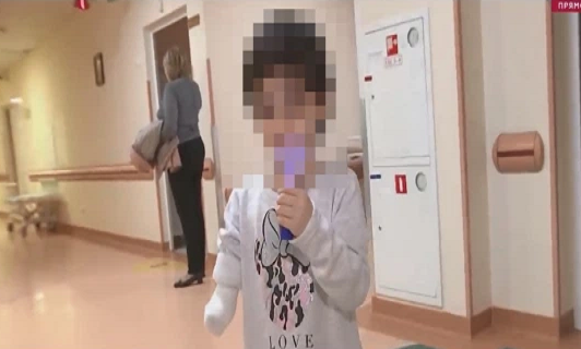 Theo Daily Mail, Aisha Azhygova, bé gái 7 tuổi bị cô ruột bạo hành dã man, được đưa vào bệnh viện vài ngày sau khi cánh tay phải của bé bị hoại tử hồi năm 2019. Các bác sĩ phải cắt bỏ một phần cánh tay phải của Aisha để giữ lại mạng sống cho cô bé. (Nguồn ảnh: Daily Mail/The Sun)