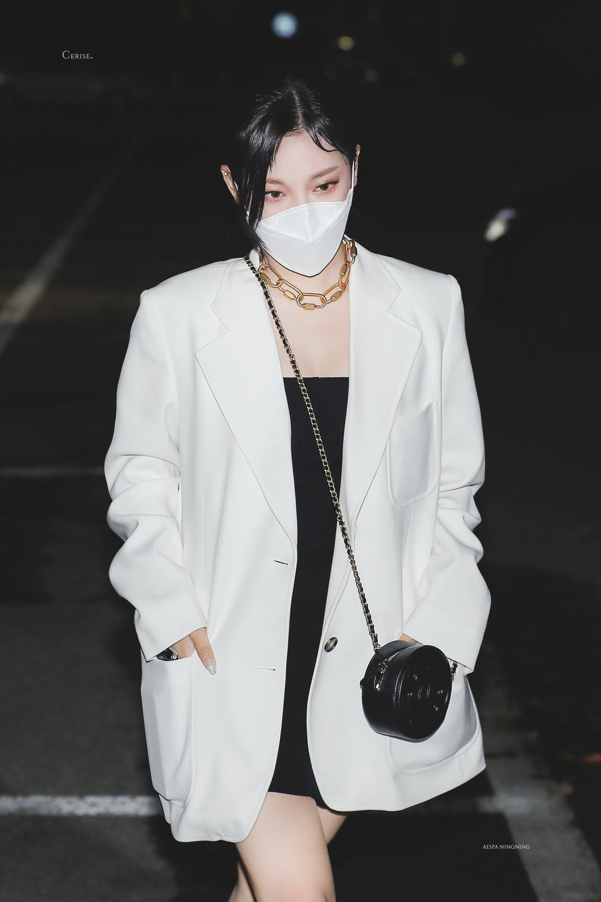 Điều này khác hoàn toàn so với lúc không diễn trên sân khấu. Hồi tháng 11, paparazzi bắt gặp em út aespa rời khỏi chương trình Music Bank với áo khoác mỏng manh cùng đôi chân trần. Nữ ca sĩ không có dấu hiệu lạnh dù nhiệt độ Seoul lúc ấy là âm 1 độ C.