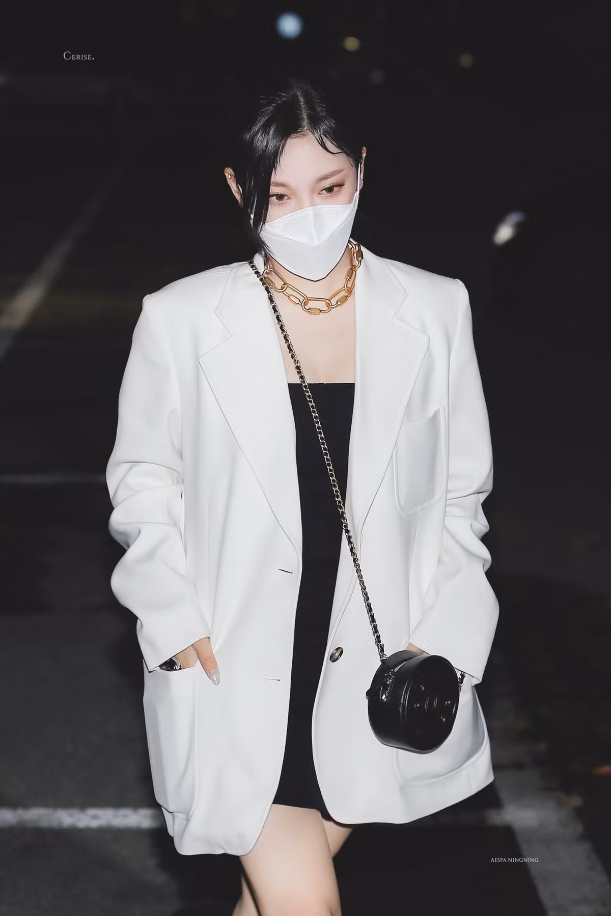 Điều này khác hoàn toàn so với lúc không diễn trên sân khấu. Hồi tháng 11, paparazzi bắt gặp em út aespa rời khỏi chương trình Music Bank với áo khoác mỏng manh cùng đôi chân trần. Nữ ca sĩ không có dấu hiệu lạnh dù nhiệt độ Seoul lúc ấy là âm 1 độ C.