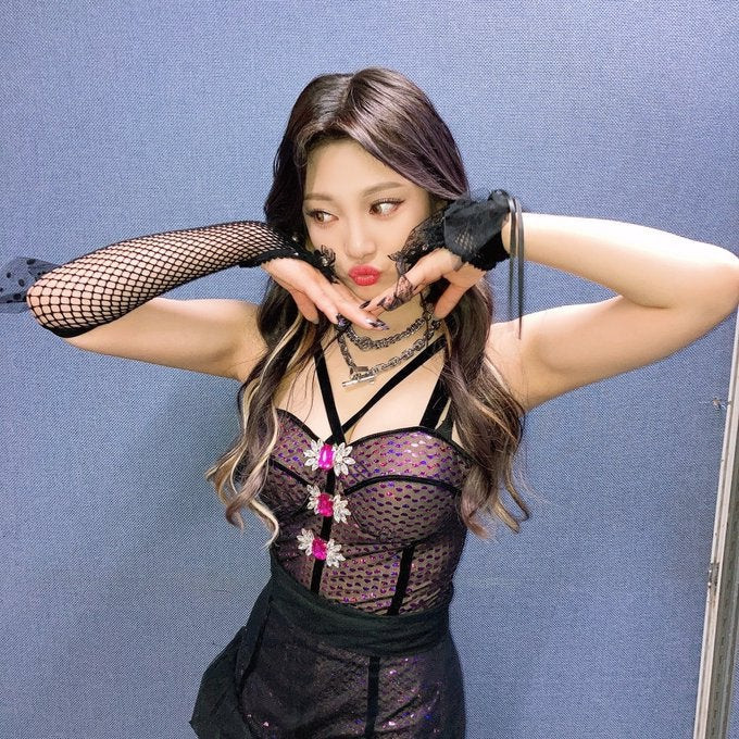 Tuy là thành viên nhỏ tuổi nhất aespa, Ningning có phong cách thời trang sành điệu không thua kém đàn chị. Trong những lần biểu diễn, idol gốc Cáp Nhĩ Tân thương diện trang phục gợi cảm và chững chạc hơn so với tuổi 18.