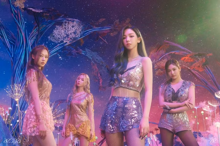 aespa ra mắt ngày 17/11 và chịu sự quản lý của SM Entertainment. Nhóm gồm bốn thành viên Karina, Giselle, Winter và Ningning. Các thành viên có độ tuổi từ 18-20, trong đó Ningning là em út và là thành viên duy nhất đến từ Trung Quốc. Ra mắt được khoảng một tháng với đĩa đơn đầu tay Black Mama, nhóm được đề cử Rookie of the Year, K-wave Popular Award, Popularity Award của giải Seoul Music Awards 2021.