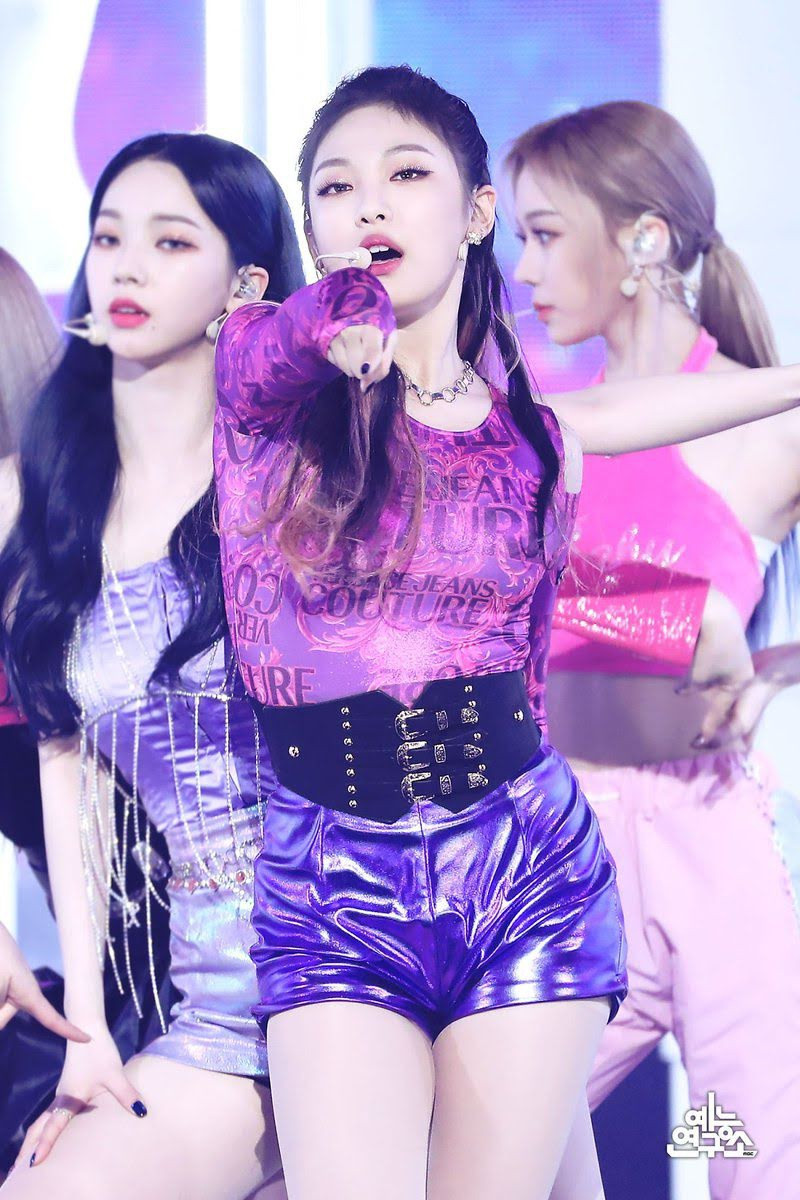 Tân binh của SM Entertainment vốn sinh ra và lớn lên ở Cáp Nhĩ Tân, Hắc Long Giang, Trung Quốc. Nhiệt độ âm 13 độ C ở Hàn Quốc không thấm gì so với quê hương Cáp Nhĩ Tân của Ningning. Nhiệt độ vào mùa đông của Cáp Nhĩ Tân lúc xuống thấp âm 16,8 độ C, có lúc âm đến 25 độ C. Vì vậy, Ningning rất thoải mái với quần đùi, áo ngắn khi xuất hiện ở Seoul.