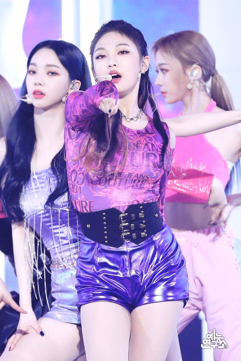 Tân binh của SM Entertainment vốn sinh ra và lớn lên ở Cáp Nhĩ Tân, Hắc Long Giang, Trung Quốc. Nhiệt độ âm 13 độ C ở Hàn Quốc không thấm gì so với quê hương Cáp Nhĩ Tân của Ningning. Nhiệt độ vào mùa đông của Cáp Nhĩ Tân lúc xuống thấp âm 16,8 độ C, có lúc âm đến 25 độ C. Vì vậy, Ningning rất thoải mái với quần đùi, áo ngắn khi xuất hiện ở Seoul.