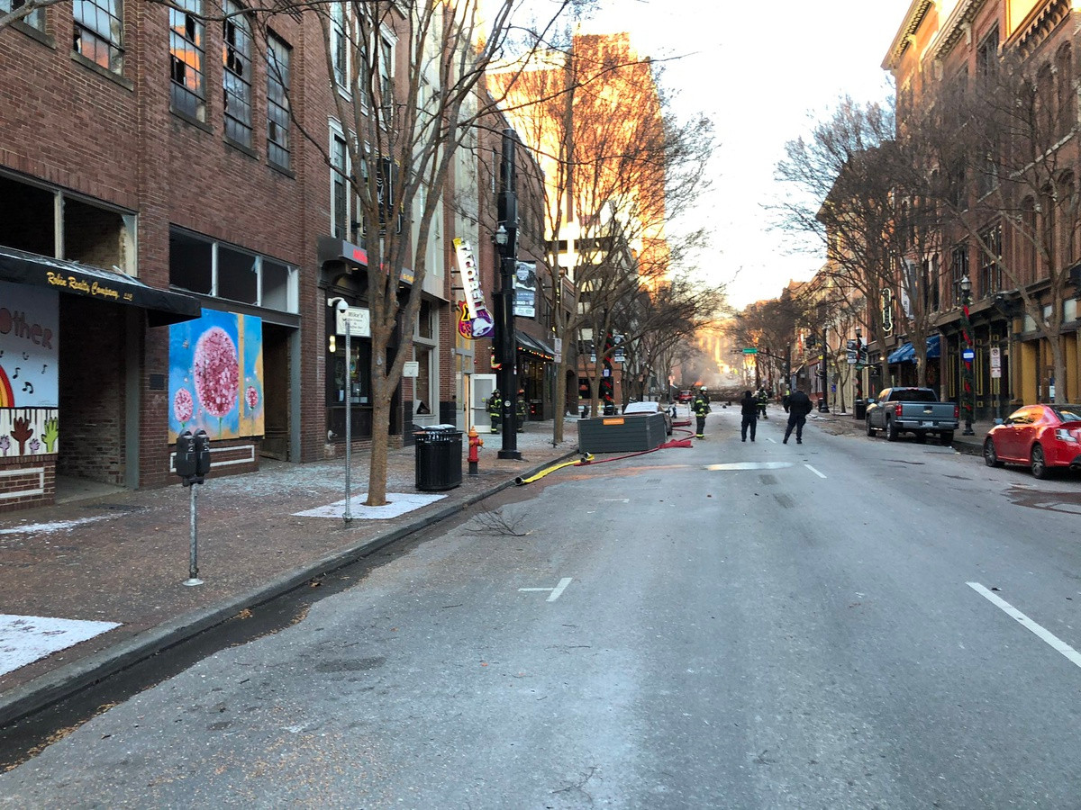 Theo Sở Cảnh sát Nashville, vụ nổ xảy ra vào khoảng 6h30 ngày 25/12 bên ngoài nhà hàng The Melting Pot ở khu trung tâm thủ phủ của bang Tennessee. Chiếc ôtô phát nổ được mô tả là một xe dã ngoại (RV). Ảnh: Twitter Sở Cứu hỏa Nashville.