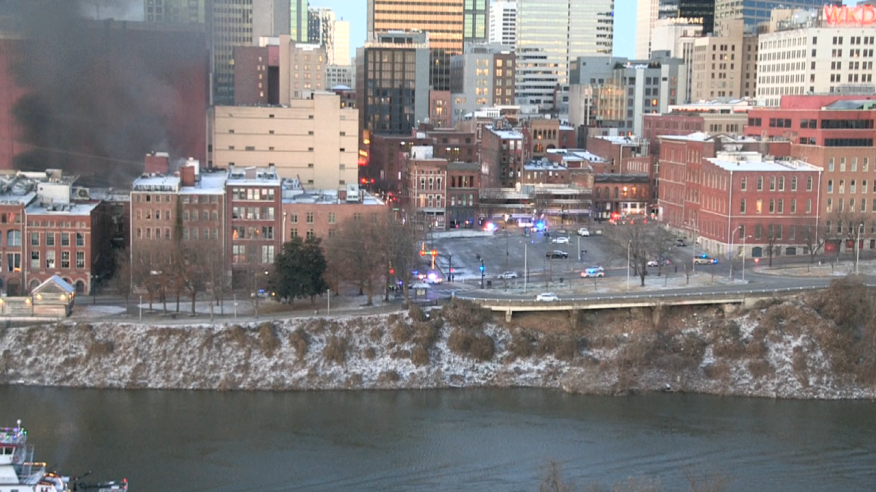 Theo Newsweek, đội rà phá bom mìn của thành phố đã được điều động đến hiện trường. Nhiệm vụ của đội là bảo toàn chứng cứ và điều tra liệu còn thiết bị nổ nào ở khu vực hay không. Ảnh: WKRN.