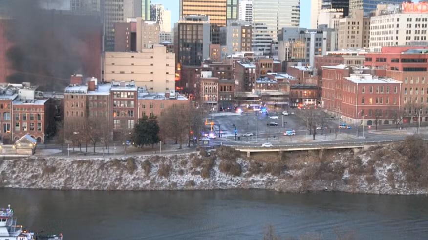 Hien truong oto phat no giua thanh pho o My ngay Giang sinh-Hinh-5