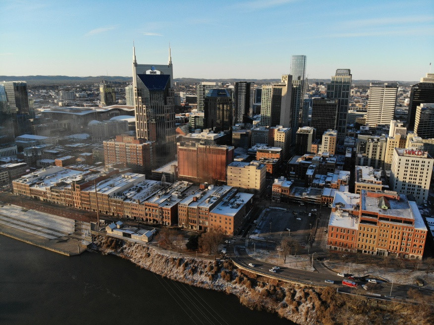 Nhà chức trách yêu cầu người dân ở hai khu nhà lân cận sơ tán. Họ cũng khuyến cáo mọi người tránh xa xe tải trên đường đề phòng "khả năng có thêm nhiều vụ nổ khác", theo Newsweek. Ảnh: WKRN.