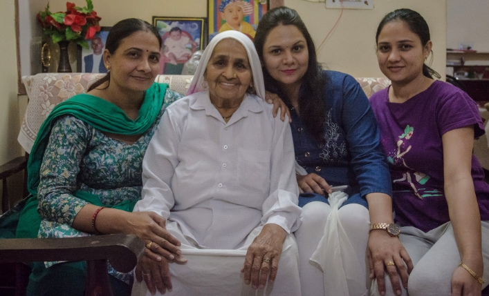 "Khi gặp nguy hiểm, chúng tôi có thể tự bảo vệ bản thân bằng cách nổ súng", bà Chandro từng nói. "Tôi sẽ bắn súng cho đến hơi thở cuối cùng", nữ xạ thủ 89 tuổi khẳng định. Ảnh: Al Jazeera.