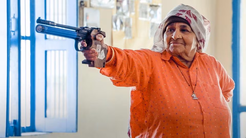 Đó là lần đầu tiên bà Chandro cầm một khẩu súng lục và bà ấy đã bắn trúng hồng tâm. Ảnh: Yahoo.
