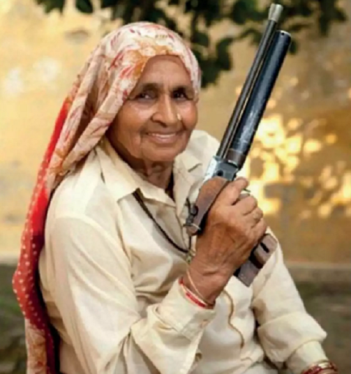 "Đó là vào năm 1999. Cháu gái tôi sợ đến câu lạc bộ súng trường một mình nên đã rủ tôi đi cùng. Tôi đã động viên cháu cố gắng, nhưng cháu không quan tâm đến việc trở thành một xạ thủ xuất sắc. Tôi tình cờ nhặt được một khẩu súng lục và ngắm bắn mục tiêu", Chandro kể lại. Ảnh: Times of India.