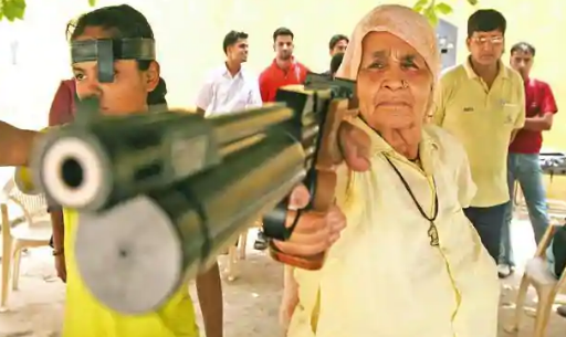 "Mặc dù ban đầu hàng xóm và người thân thường chế nhạo tôi khi họ nhìn thấy tôi bắn súng, nhưng thành công của tôi đã khiến họ nghĩ khác", bà Chandro chia sẻ. Ảnh: Mint.