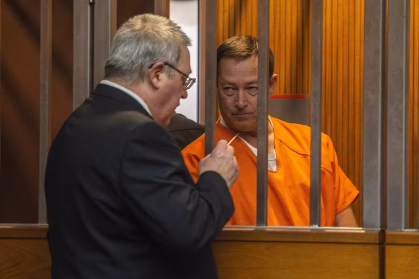 Văn phòng biện lý Sacramento cho biết, Waller đã bị kết án 897 năm tù hôm 18/12 với các tội danh bao gồm bắt cóc và cưỡng hiếp. Ảnh: Roy Charles Waller (phải) và luật sư bào chữa Joe Farina. Ảnh: Sacramento Bee.