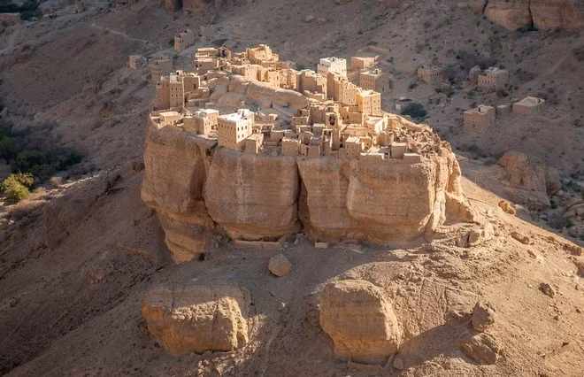 Haid Al-Jazil, Yemen: Haid Al-Jazil là ngôi làng nhỏ bé nằm trên một tảng đá lớn, chênh vênh giữa thung lũng Wadi Dawan ở Yemen. Những ngôi nhà tại đây được làm từ gạch bùn, một số công trình cao tới 11 tầng. Một vài ngôi nhà đã có tuổi thọ 500 năm nên thường xuyên được bảo trì.