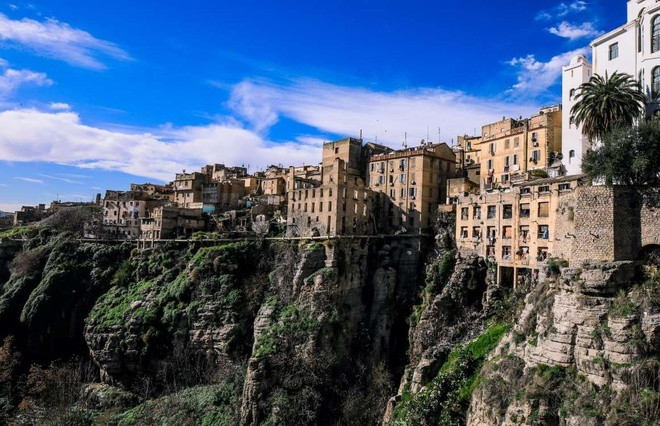 Constantine, Algeria: Nằm nép mình sát bên vách đá cao sừng sững bên sông Rhumel, thành phố Constantine dường như bỏ qua thuyết trọng lực. Được mệnh danh là "thành phố của những cây cầu", Constantine có nhiều cây cầu với kiến trúc cổ điển trải dài qua hẻm núi. Trong đó nổi tiếng nhất là Sidi M'Cid, cây cầu treo cao nhất thế giới được xây dựng từ năm 1912.