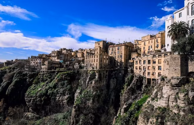 Constantine, Algeria: Nằm nép mình sát bên vách đá cao sừng sững bên sông Rhumel, thành phố Constantine dường như bỏ qua thuyết trọng lực. Được mệnh danh là "thành phố của những cây cầu", Constantine có nhiều cây cầu với kiến trúc cổ điển trải dài qua hẻm núi. Trong đó nổi tiếng nhất là Sidi M'Cid, cây cầu treo cao nhất thế giới được xây dựng từ năm 1912.