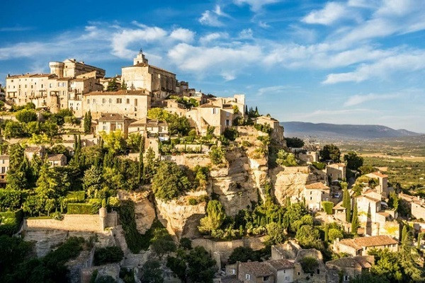 Gordes, Pháp: Được xây dựng trên vách núi đá ở Monts de Vaucluse, Gordes là một thị trấn nhỏ đẹp nhất vùng Provence, đông nam nước Pháp. Những con phố nhỏ hẹp cùng các tòa nhà mái đất nung tại đây khiến Gordes nhìn từ xa trông như một tòa lâu đài thời Trung cổ.