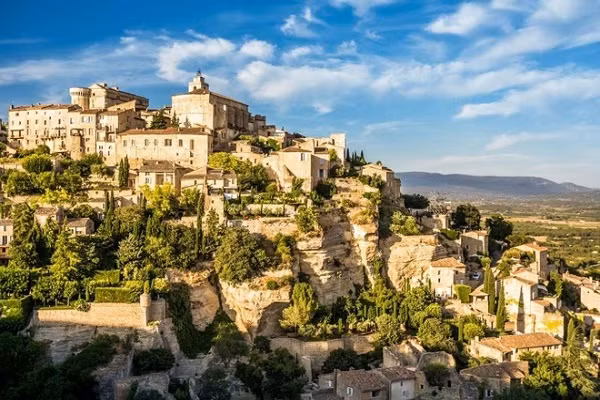Gordes, Pháp: Được xây dựng trên vách núi đá ở Monts de Vaucluse, Gordes là một thị trấn nhỏ đẹp nhất vùng Provence, đông nam nước Pháp. Những con phố nhỏ hẹp cùng các tòa nhà mái đất nung tại đây khiến Gordes nhìn từ xa trông như một tòa lâu đài thời Trung cổ.