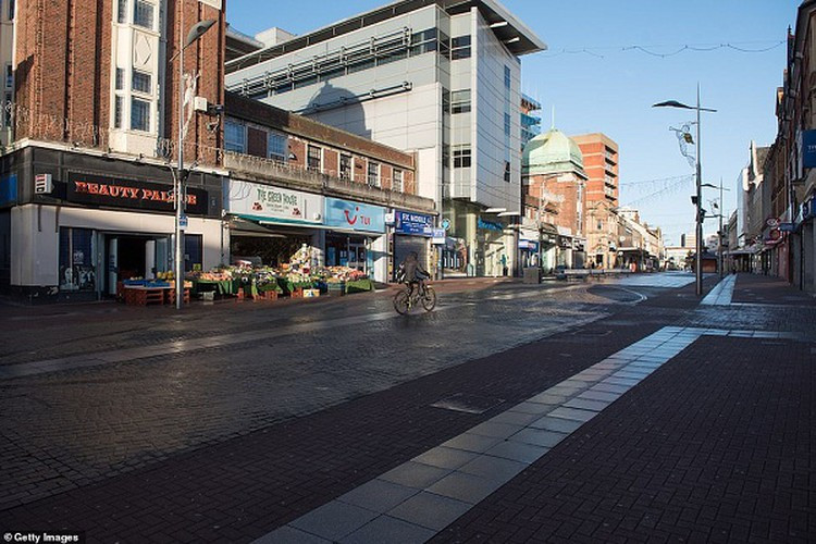 Theo tờ Bưu điện Hoa Nam Buổi sáng, Bộ trưởng Lao động Philippines Silvestre Bello ngày 29/12 thông báo các quốc gia trên bao gồm Australia, Anh, Canada, Trung Quốc, Đan Mạch, Pháp, Đức, Iceland, Ireland, Israel, Italy, Nhật Bản, Liban, Singapore, Nam Phi, Hàn Quốc, Tây Ban Nha, Thụy Điển, Thụy Sĩ và Hà Lan. Tuy nhiên, ông Bello không nêu rõ thời điểm lệnh cấm có hiệu lực. Ảnh: Đường phố ở Anh vắng vẻ sau lệnh phong tỏa. Ảnh: Getty.