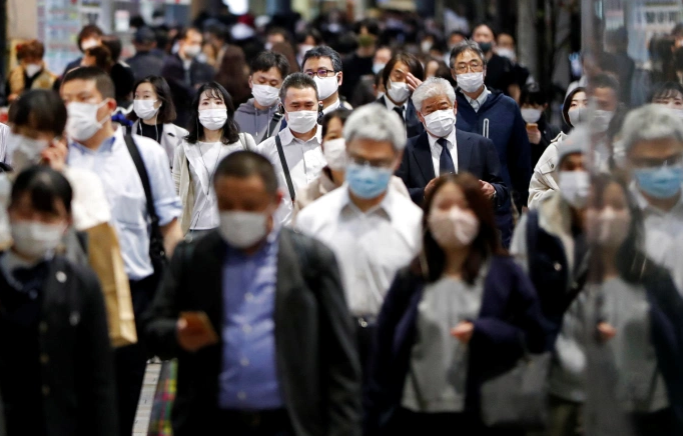 Cũng trong ngày 24/12, Bộ Y tế Nhật Bản xác nhận 5 trường hợp đầu tiên ở nước này nhiễm biến thể mới của SARS-CoV-2. Theo Bộ Y tế Nhật Bản, 5 người, gồm 4 nam và 1 nữ, đều dưới 70 tuổi, đã có kết quả xét nghiệm dương tính với biến thể SARS-CoV-2 mới. Ảnh: Người dân đeo khẩu trang phòng COVID-19 ở Tokyo, Nhật Bản, ngày 19/11/2020. Ảnh: Reuters.