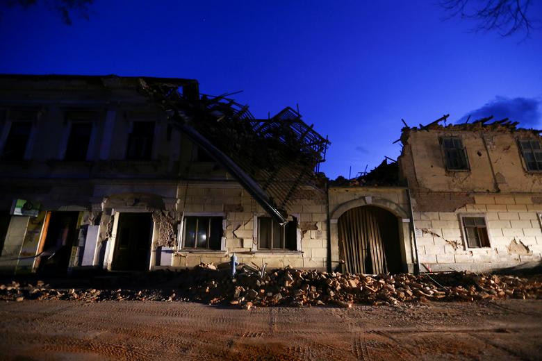 Một tòa nhà bị phá hủy tại Petrinja.