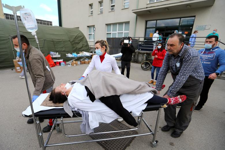 Phóng viên của Al Jazeera, Maric Versic, mô tả cảnh tượng hỗn loạn tại Petrinja, nơi có khoảng 20.000 người sinh sống, sau khi động đất xảy ra. Lực lượng cứu hộ, y tế khẩn trương tìm kiếm người sống sót và sơ cứu cho những người bị thương.