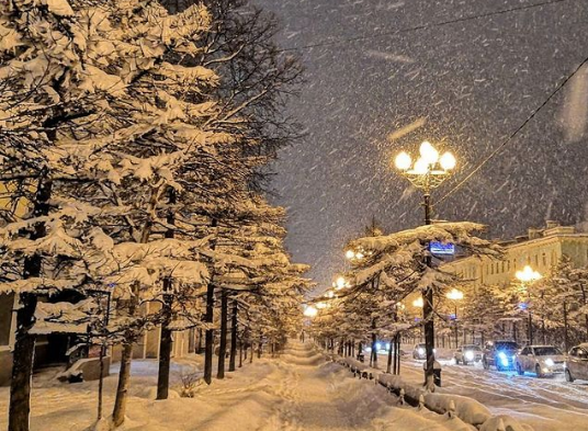 Tuyết rơi vào ngày 6-7/12 ở Magadan, trung tâm hành chính của tỉnh Magadan, thuộc vùng Viễn Đông Nga.