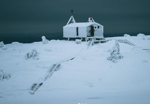 Những ngôi nhà nhỏ ở vùng Murmansk trắng xóa vì tuyết.