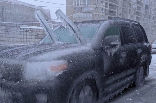 Hậu quả của của một trận bão băng ở Vladivostok.