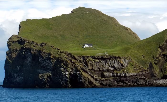 Tuy nhiên, cách đây khoảng 300 năm đã có người dân sinh sống trên đảo Elliðaey. Ảnh: ER.