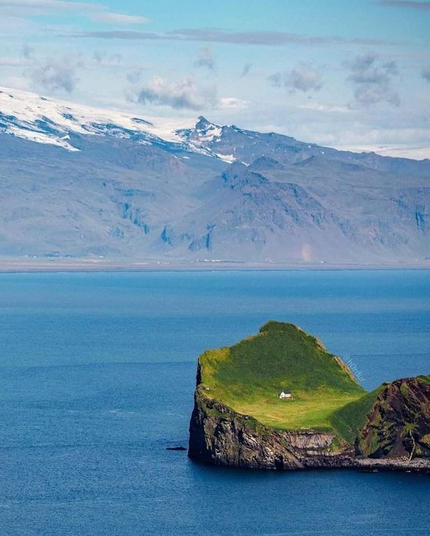 "Ngôi nhà cô đơn" này không có điện, nước máy và cả hệ thống cung cấp nước. Tuy nhiên, nó vẫn có phòng tắm hơi được cấp nước từ hệ thống bể chứa nước mưa tự nhiên. Ảnh: Mirror.