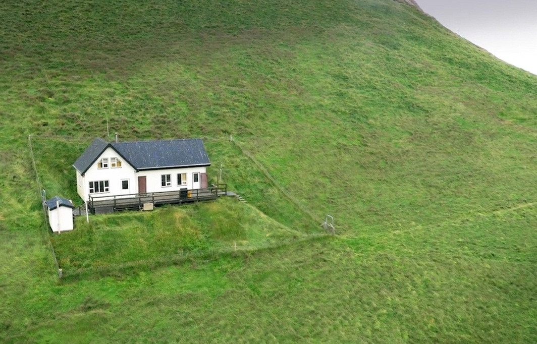 Tuy nhiên, trên thực tế, ngôi nhà này do Hiệp hội Săn bắn Elliðaey xây dựng vào những năm 1950 làm nơi để nghỉ ngơi cho ngư dân. Ảnh: Mirror.