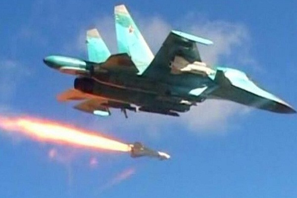 Khong quan Nga oanh kich du doi, huy diet khung bo tai Latakia