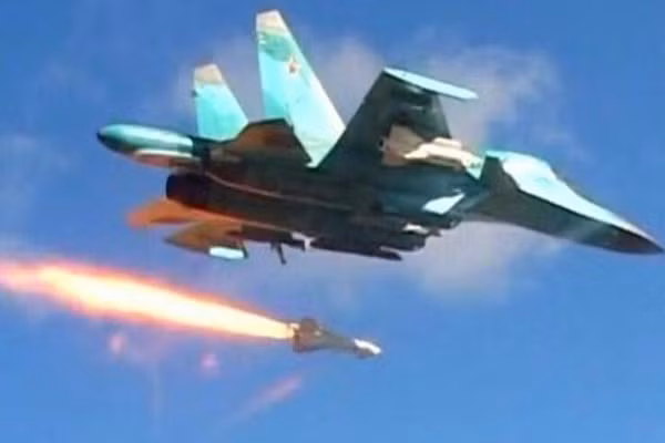 Khong quan Nga oanh kich du doi, huy diet khung bo tai Latakia