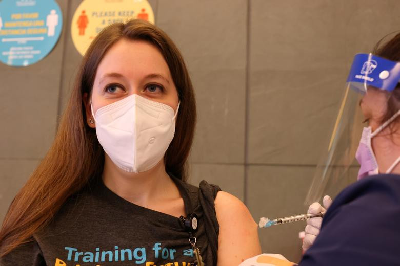 Y tá Nikki Galanakis, 28 tuổi, được tiêm vắc xin tại Bệnh viện Cộng đồng Martin Luther King Jr, Nam Los Angeles, California, ngày 17/12.