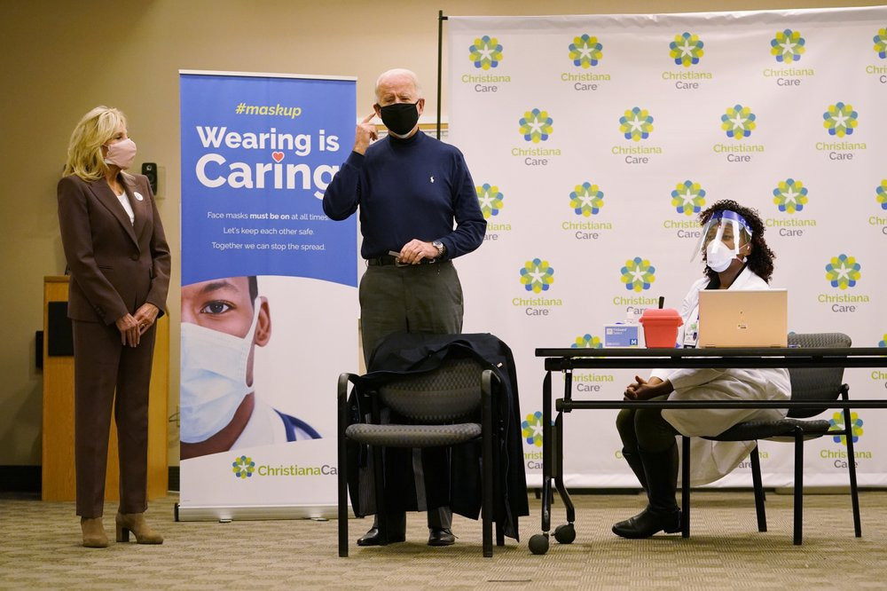 “Tôi làm điều này để cho thấy rằng mọi người nên chuẩn bị sẵn sàng để tiêm vắc xin. Không có gì phải lo lắng cả”, ông Biden nói.