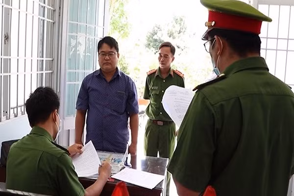 Bat giam cuu giam doc ngan hang TMCP Buu dien Lien Viet chi nhanh Vinh Long