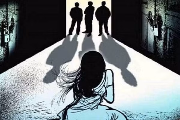 Nguoi phu nu bi cuong hiep tap the truoc mat chong giua dem