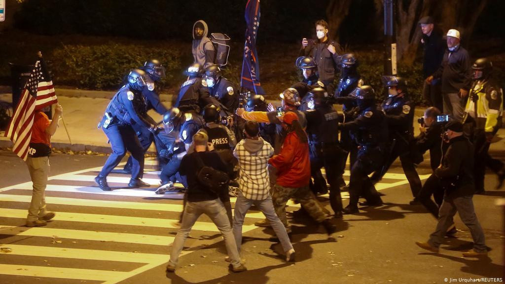 Stephanie Lalich, người phụ nữ 55 tuổi đi từ Baltimore tới để thể hiện sự ủng hộ ông Trump, kiên quyết cho rằng máy bỏ phiếu đã bị can thiệp dẫn tới gian lận trên diện rộng. Bà Lalich nói các thẩm phán Tòa án Tối cao không xử lý đơn kiện bởi họ chỉ muốn tránh rắc rối. Người phụ nữ thậm chí cho rằng đã đến lúc sử dụng quân đội để giải quyết tình hình hiện nay. Ảnh: Reuters.