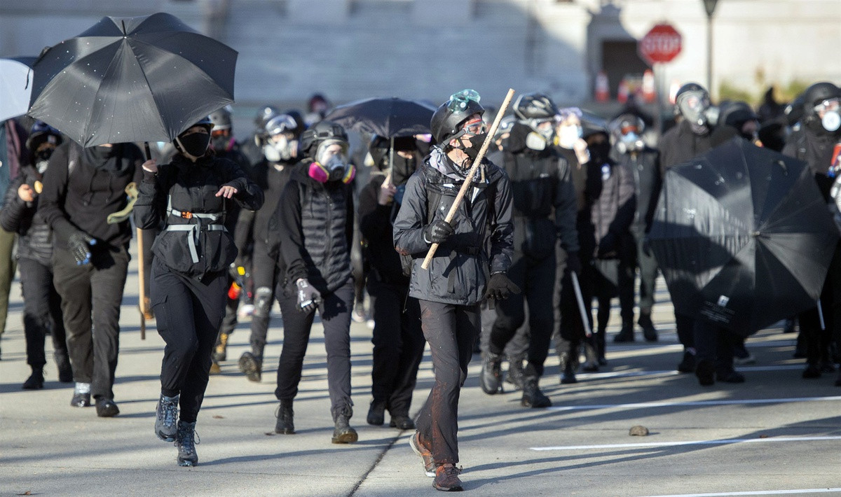 Tại Washington, người biểu tình ủng hộ ông Trump đã vấp phải lực lượng đông đảo phe phản biểu tình. Đối đầu giữa hai phe đã biến thành bạo lực. Ảnh: Reuters.