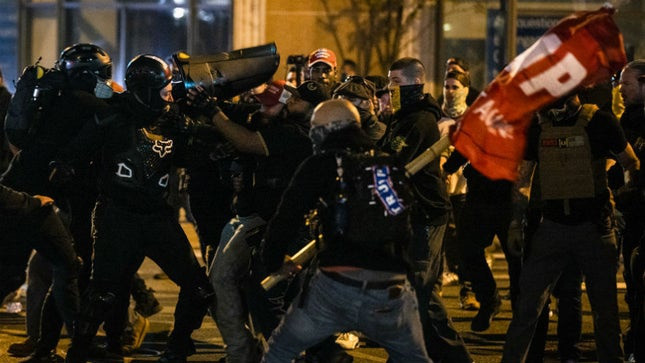Bốn người bị đâm đang trong tình trạng nguy kịch. Hai cảnh sát cũng bị thương sau các vụ đụng độ. Trong ngày 12/12, cảnh sát đã bắt giữ 23 người, trong đó 6 nghi phạm bị cáo buộc tội tấn công cảnh sát và sẽ phải hầu tòa, nhà chức trách thủ đô Washington D.C cho biết. Ảnh: Reuters.