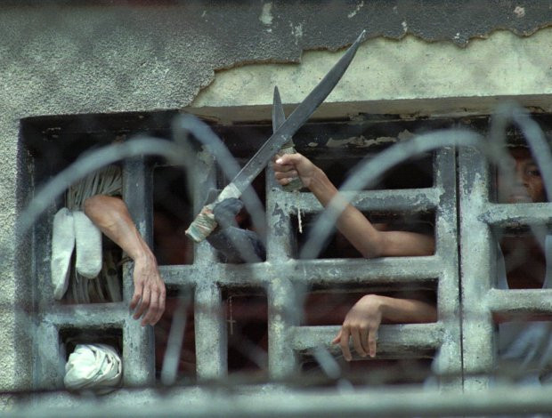 Các nhà hoạt động nhân quyền cho biết gần 70% tù nhân bị giam giữ trong các buồng giam bẩn thỉu của nhà tù General Penitentiary đang chờ được xét xử.