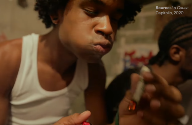 Trong đó, nhóm "côn đồ" sống tự do trong nhà tù, có thể hút ma túy và tự do đi lại. "Nhóm theo đạo" luôn mang theo một cuốn kinh thánh, phụ trách việc dọn dẹp nhà tù và nấu ăn. Nhóm "phản bội" là những tù nhân thực sự, sống trong điều kiện tồi tệ nhất.