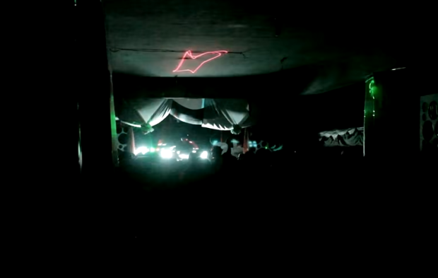 "Lễ hội âm nhạc" thường diễn ra vào cuối tuần trong nhà tù khét tiếng này. Vợ, bạn gái và con cái của các tù nhân được phép ra vào tùy thích.