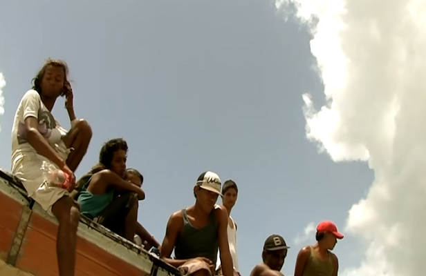 Trong khi đó, phạm nhân đồng tính bị buộc phải sống trên mái nhà.