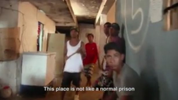 Được biết, tù nhân trong nhà tù General Penitentiary được chia thành 3 nhóm, gồm "côn đồ", nhóm "theo đạo" và "kẻ phản bội".