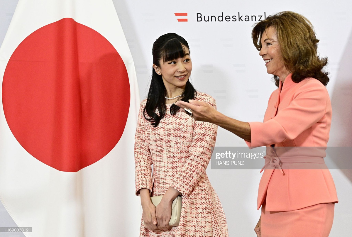 Trong chuyến thăm, Công chúa Kako đã diện kiến nguyên thủ của hai nước, tham dự các buổi tiếp đón và trao đổi với các công dân Nhật Bản đang sinh sống ở Áo và Hungary. Ảnh: Công chúa Kako gặp Thủ tướng Áo khi đó là bà Brigitte Bierlein vào ngày 18/9/2019. Ảnh: Getty.